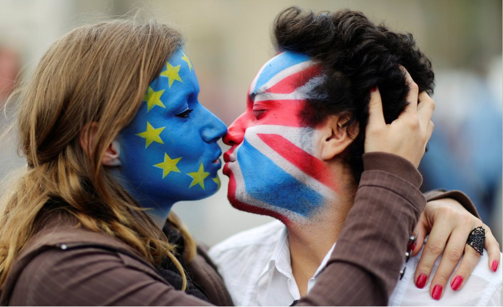 Ativistas pró-Europa se beijam em frente à Porta de Bradenburgo, em Berlim, Alemanha (Foto: Hannibal Hanschke, Reuters)